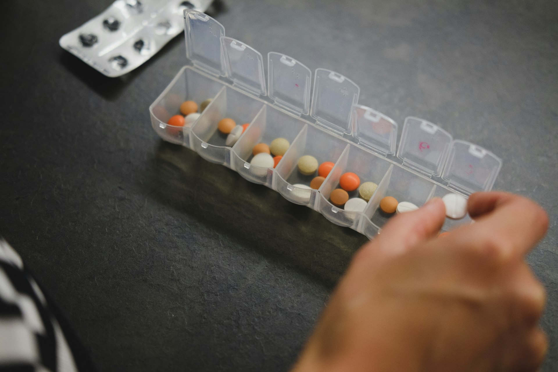 Pharmazeutische Produktion — Reinraum mit Tablettieranlage